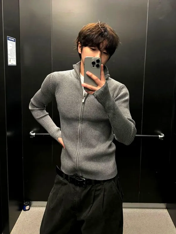 Stylish Slim-Fit Men's Zipper Top in Elegant Gray Knit