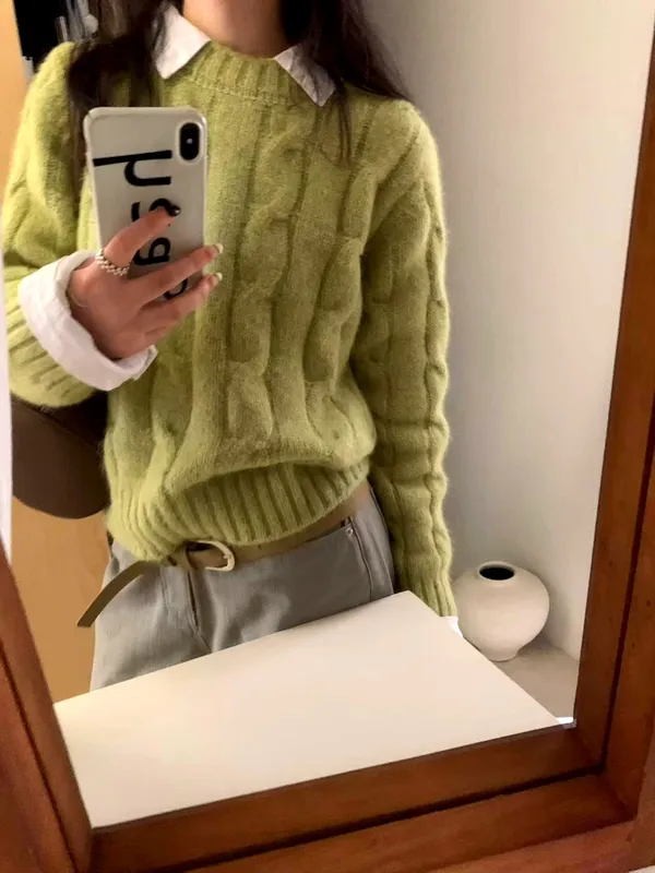 Fashionable Green Sweater, Warm and Comfortable, Perfect for Autumn and Winter