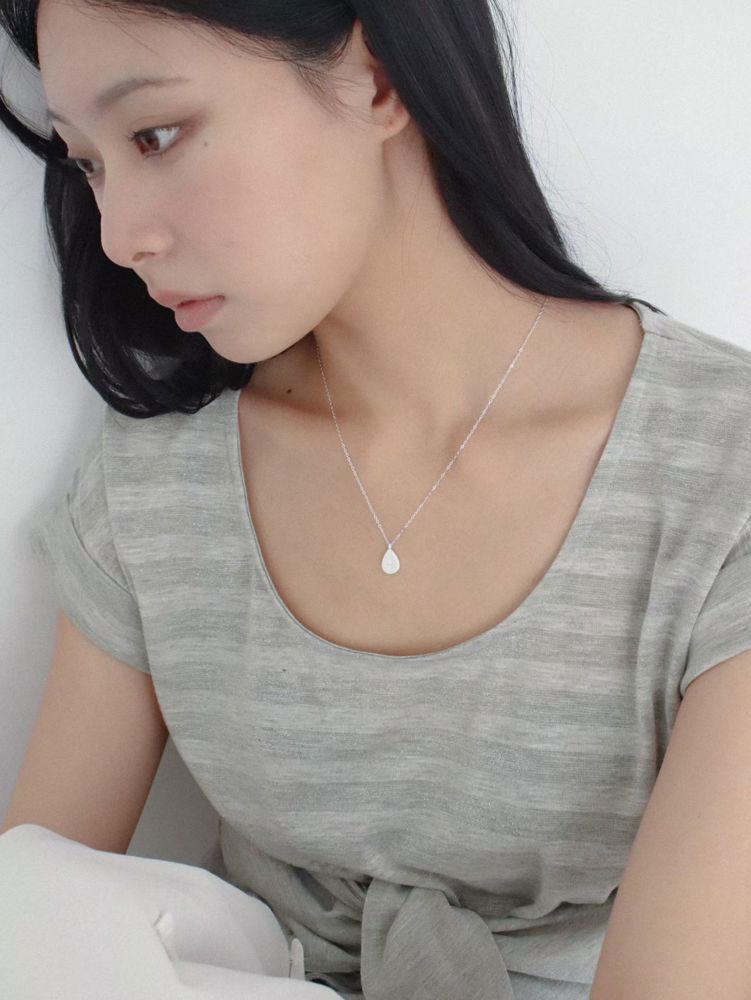 Elegant Silver Teardrop Necklace - Stylish and Perfect for Everyday Wear