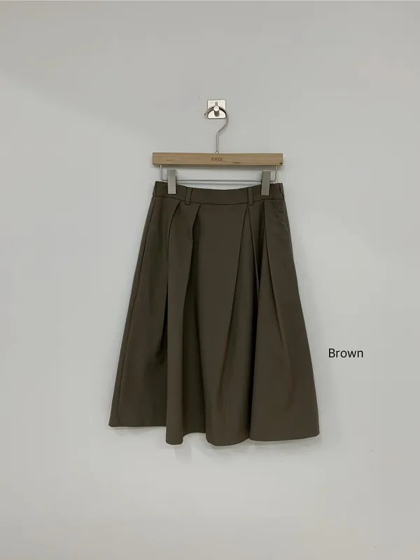 Elegant high-waisted pleated skirt, showcasing feminine charm.