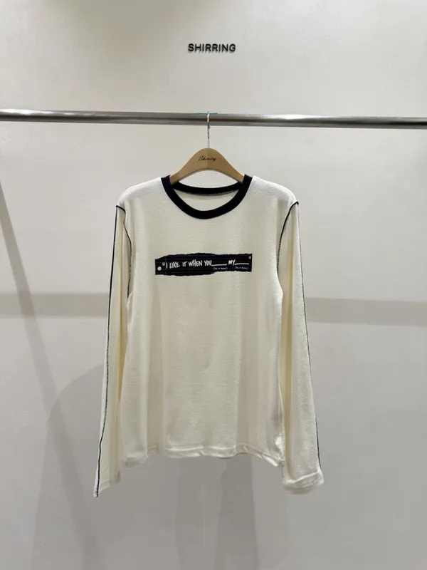 เสื้อยืดแขนยาวดีไซน์เรียบง่ายและทันสมัย สวมใส่สบายและเข้ากันได้กับทุกชุด