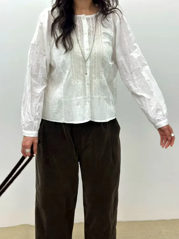 우아한 화이트 셔츠, 가볍고 통기성이 뛰어나며 완벽한 매치