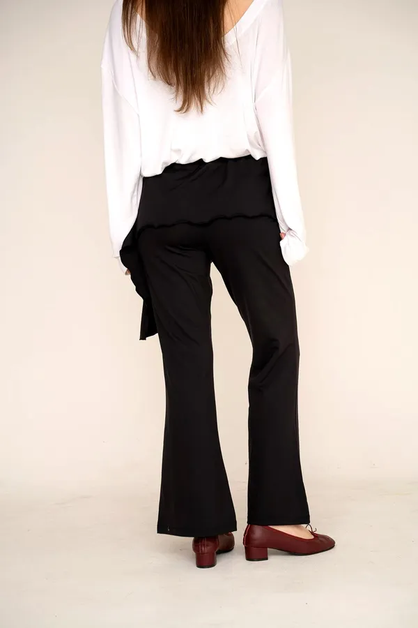 Fashionable casual black women's pants, comfortable and versatile.