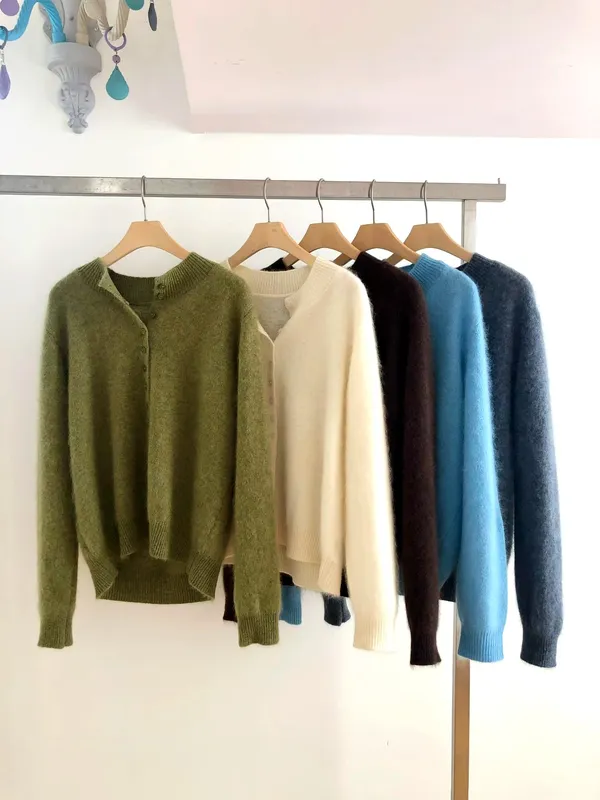 Stylish and Comfortable Women's Sweater, Elegantly Versatile