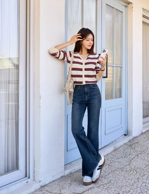 Fashionable High-Waisted Wide-Leg Jeans for an Elegant Look 953