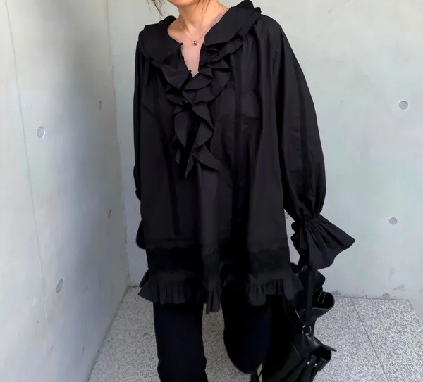 Elegant Black Lace Trim T-Shirt - A Fashion Staple