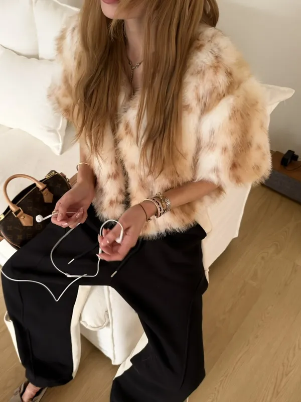 Stylish and Elegant Plush Coat for Women - Warm and Comfortable
