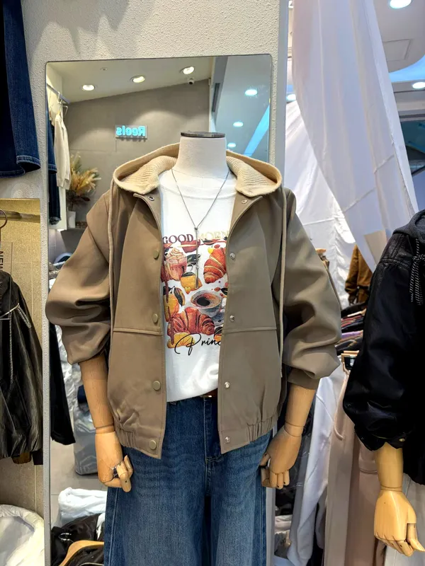Comfortable and Soft Women's Top, Perfect for Spring and Autumn Outfits