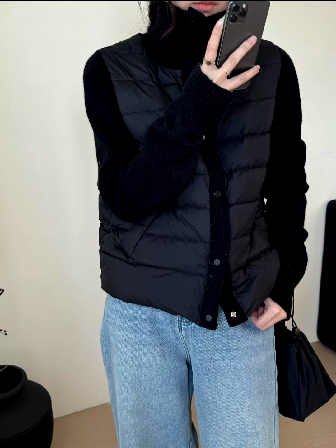 스타일리시한 블랙 여성 재킷, 가볍고 따뜻하며 완벽한 조화