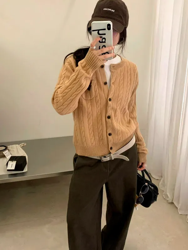 Stylish Knitted Cardigan - Warm, Comfortable, and Versatile Essential