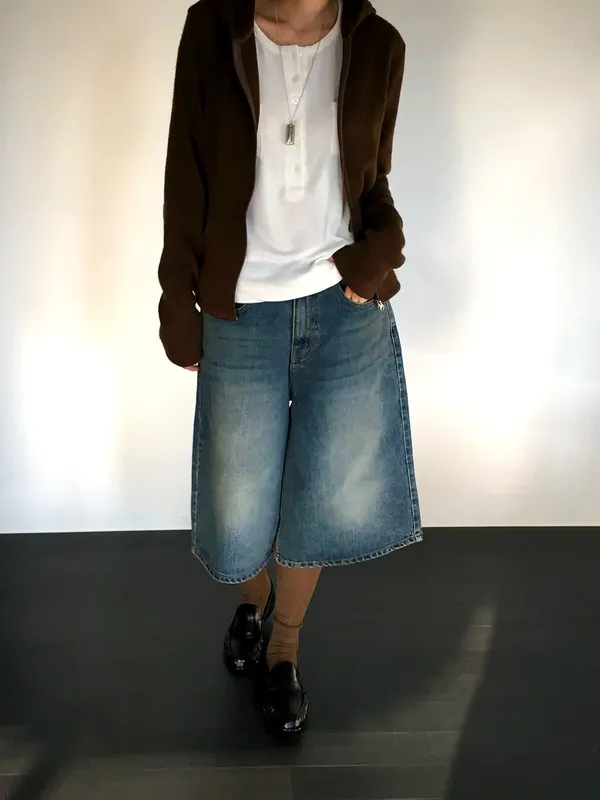 Trendy Loose-Fit Jeans for a Comfortable Casual Look