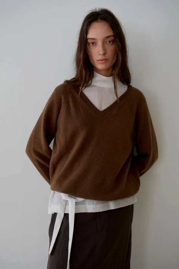 Elegant and Simple V-Neck Knit Top, Comfortable and Versatile
