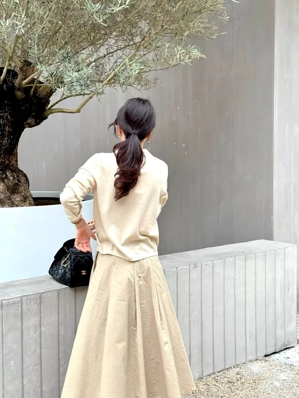 Elegant and Minimalist Knitted Sweater for Effortless Daily Styling