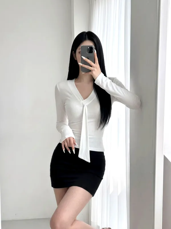 เสื้อเชิ้ตคอวีผูกโบว์สไตล์เรียบง่าย - แสดงเสน่ห์อันสง่างามของคุณ