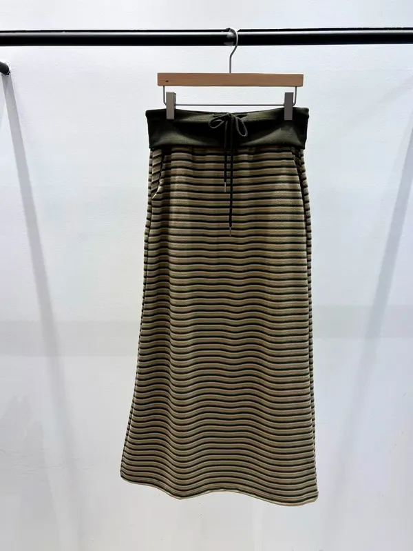 Stylish Striped Midi Skirt - Elegant and Comfortable for Any Occasion