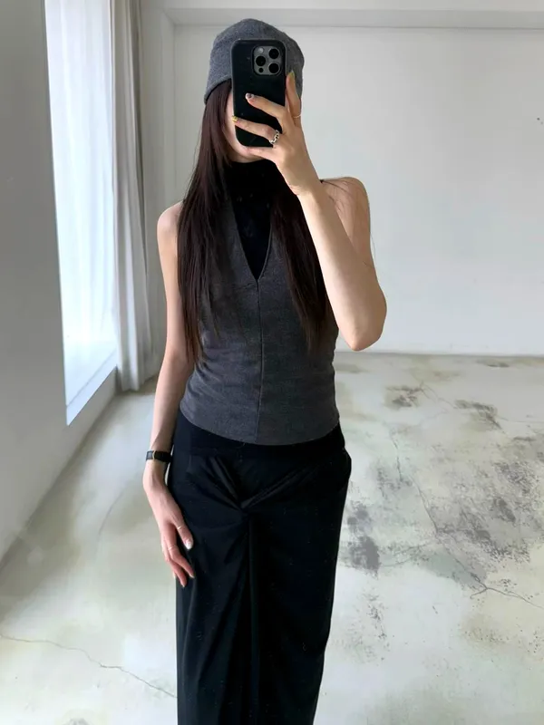 Stylish and Minimalist Women's Top with Elegant Slim Fit Design