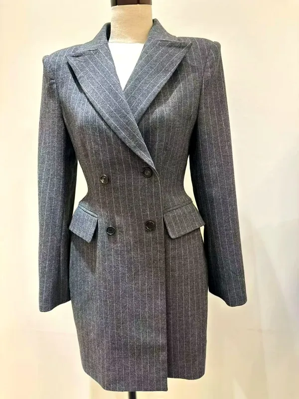 Áo Blazer Nữ Kẻ Sọc Thanh Lịch, Tôn Vinh Sự Quyến Rũ Nơi Công Sở
