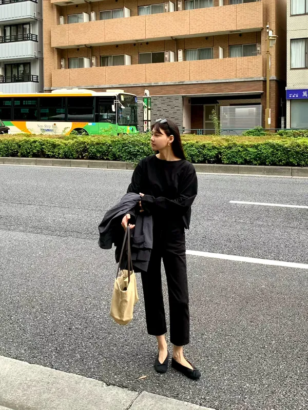Minimalist Black Long Sleeve Top, Fashionable and Versatile