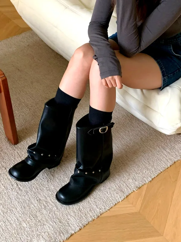 Stylish Black Women's Boots - Comfortable and Versatile 858