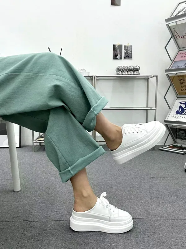 Stylish Women's Casual Shoes, Comfortable Versatile White Platform Sneakers Apm Luxe B1층110호 RILLA Apm Luxe B1층110호 RILLA(릴라) no 8180 size 230~250 굽높이 6cm(키높이2cm포함) 34000원 블랙 화이트 천연소가죽 가벼운 착화감의 키높이 통굽 스니커즈 블로퍼에요 캐주얼한 아이템으로 데일리로 일년내내 즐겨신을 수 있는 슈즈로 추천드려요!