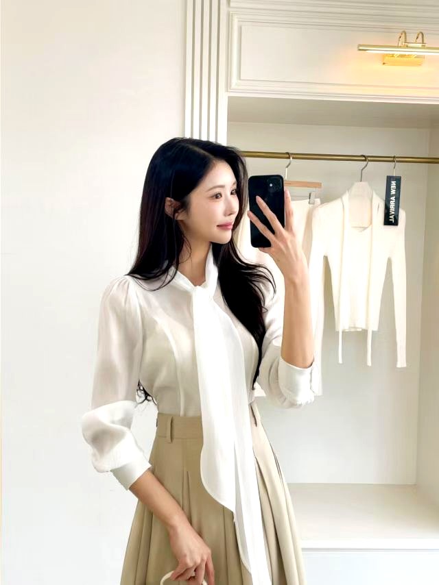 우아한 기품의 셔츠, 가벼운 통기성으로 완벽한 스커트 매치
