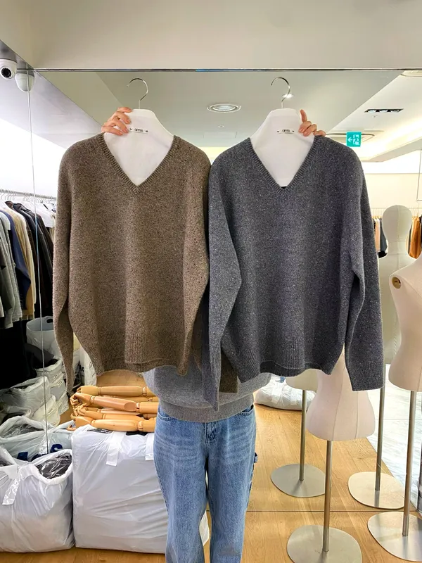 Simple and Comfortable V-Neck Knit Top, Perfect for Autumn and Winter