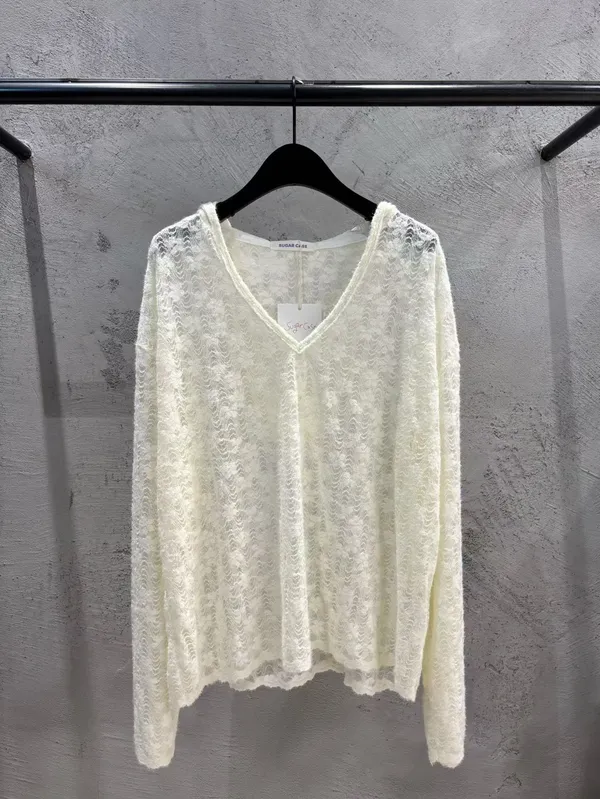 Lightweight and Breathable Women's V-Neck Long Sleeve T-Shirt - A Summer Essential