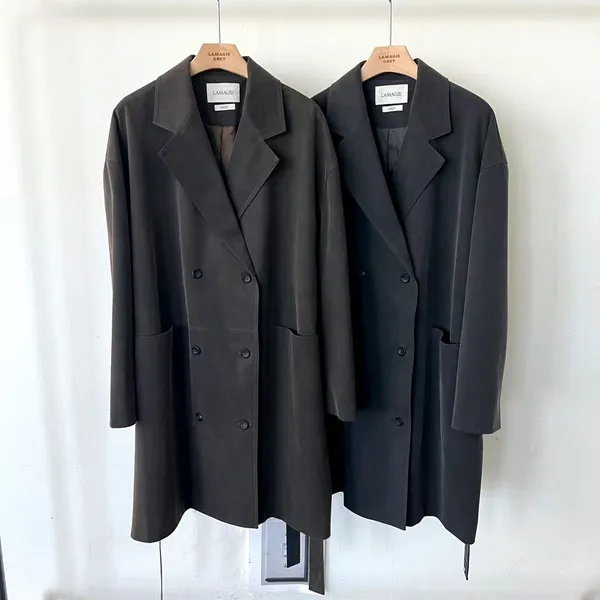 Stylish Double-Breasted Women's Coat, Exuding Elegance
