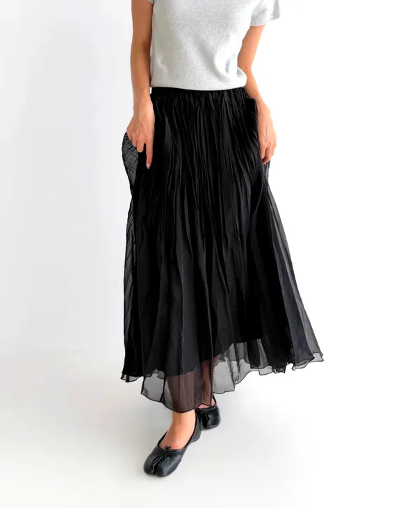 Elegant Flowing Black Maxi Dress, Lightweight and Breathable for Perfect Summer Pairing