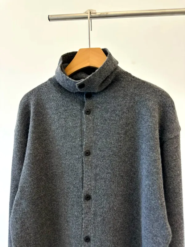 Stylish Gray Men's Top - Comfortable and Warm for Fall and Winter Outfits