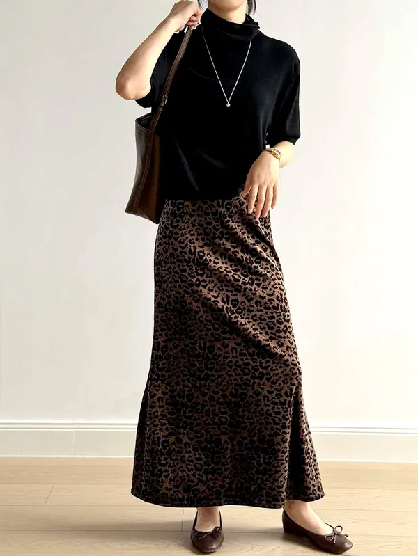 Stylish Black T-Shirt - Comfortable and Versatile