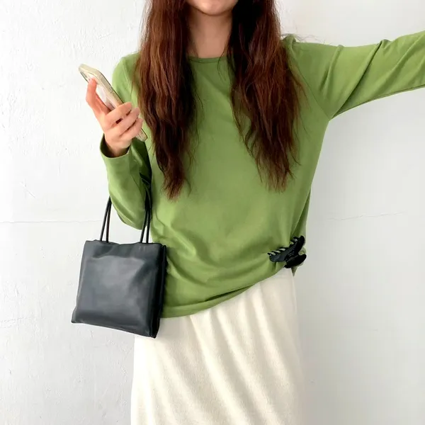 Stylish and Minimalist Long Sleeve T-Shirt for Women, Comfortable and Breathable