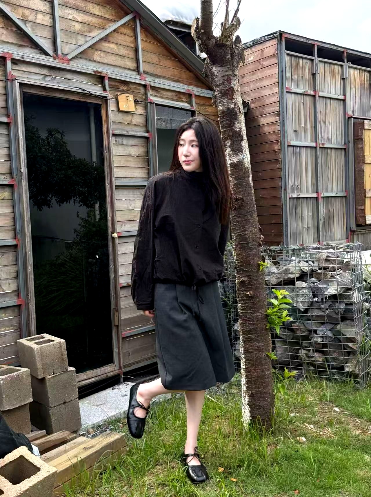 스타일리시하고 미니멀한 여성 셔츠 - 우아한 매력, 일상적인 착용에 적합