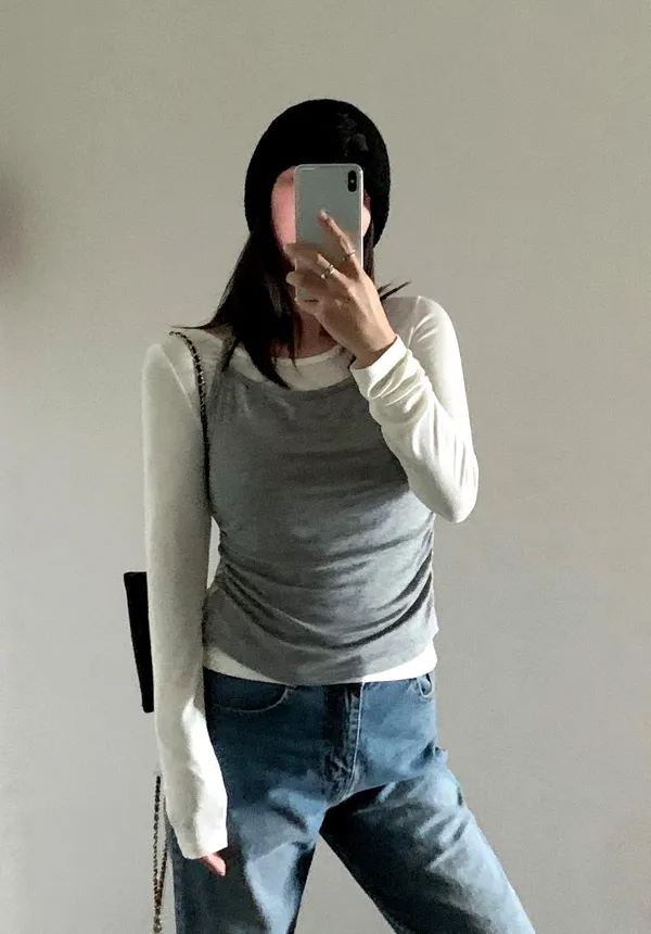 Stylish and Minimalist Women's Top - Comfortable and Versatile Long Sleeve T-Shirt