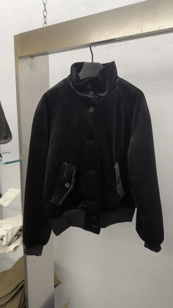 스타일리시한 블랙 스웨이드 재킷