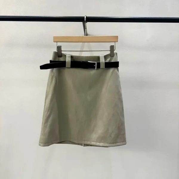 Stylish Versatile Women's Skirt, Minimalist Design for Easy Pairing