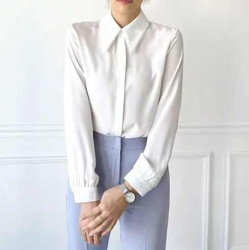 优雅珍珠领白色衬衫，展现女性魅力