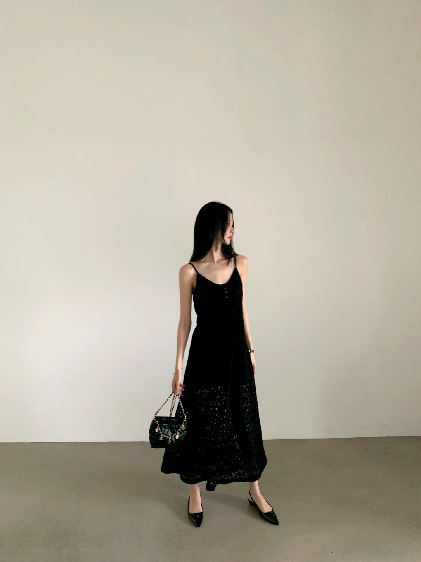 우아한 블랙 스파게티 스트랩 드레스, 매력적인 기질을 드러내다