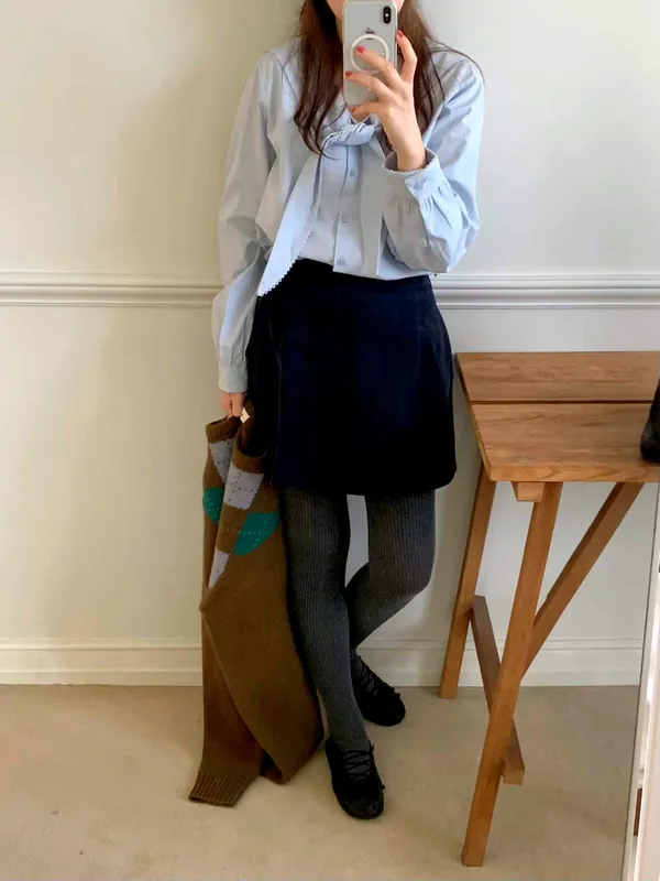 เสื้อเชิ้ตสีน้ำเงินเรียบง่ายและสง่างาม เหมาะกับหลายสไตล์