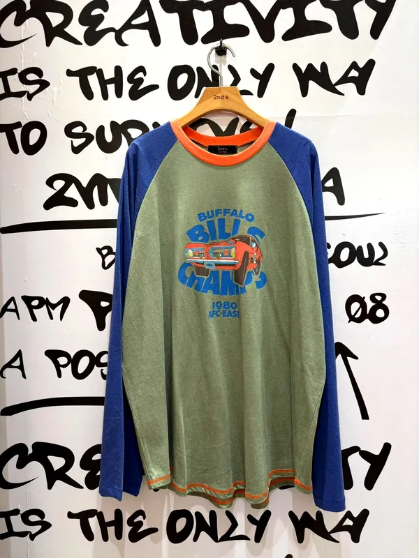 Retro style long-sleeve T-shirt, comfortable and casual.