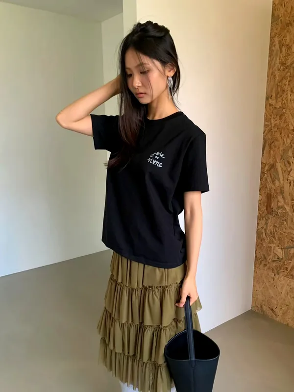 Minimalist Black Short Sleeve T-Shirt - Comfortable and Versatile