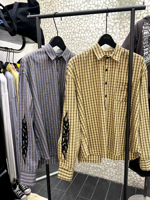เสื้อเชิ้ตลายสก๊อตชายแฟชั่น สวมใส่สบายและเข้ากันได้ง่าย