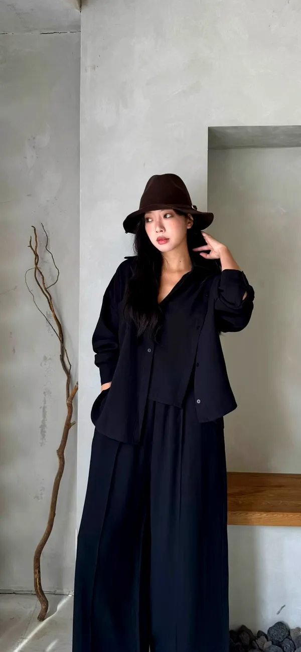 Stylish Black Shirt - Elegant and Versatile for Any Occasion