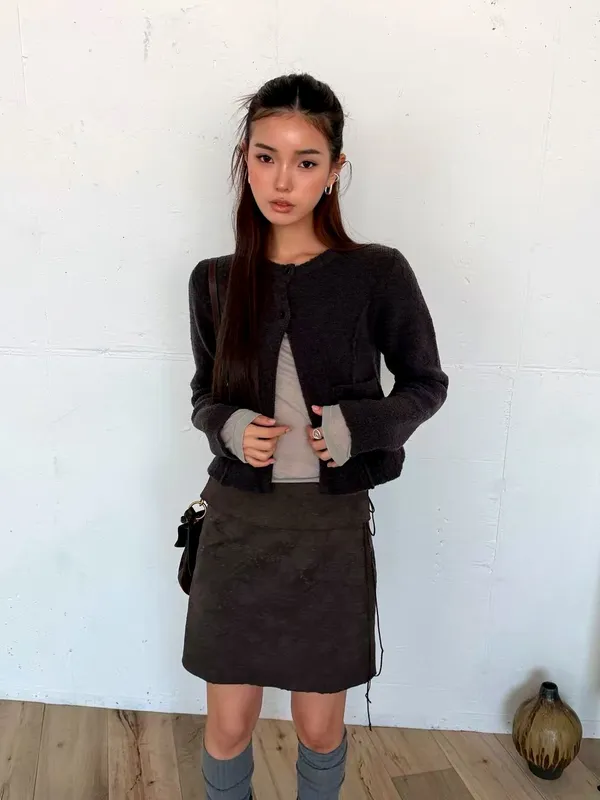 Fashion women's cardigan, comfortable and versatile, suitable for autumn and winter.