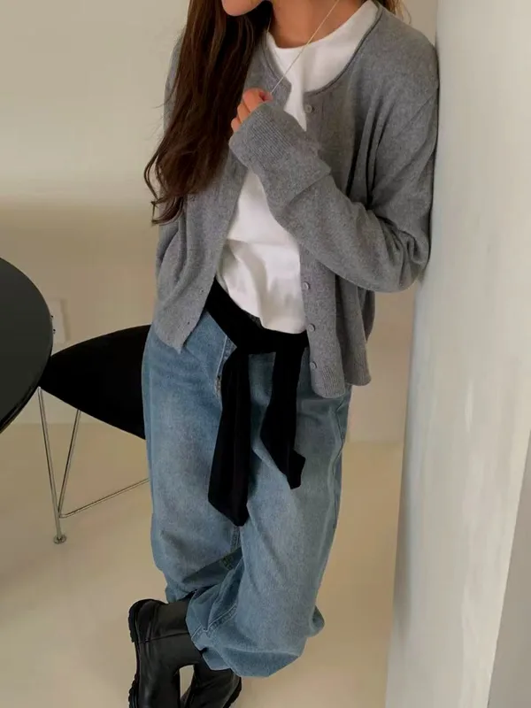 Stylish and Minimalist Women's Top - Comfortable and Versatile