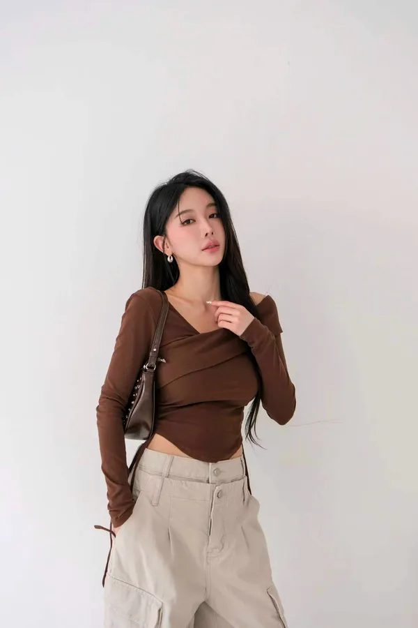 Stylish Slim-Fit Brown Long Sleeve Top for Elegant Vibes