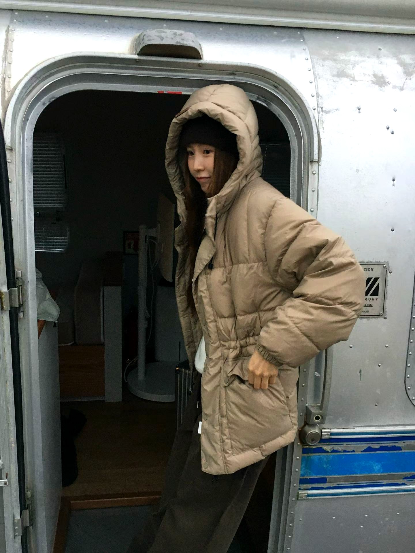 스타일리시하고 따뜻한 여성용 다운 재킷, 가볍고 편안한 완벽한 겨울 코디