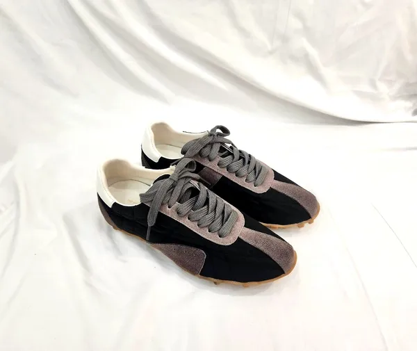 Stylish Women's Sneakers - Apm Luxe B1층110호 RILLA Apm Luxe B1층110호 RILLA(릴라) no 5241 size 230~250 굽높이 3cm 43000원 블랙 카키 레드 아이보리 천연소가죽 빈티지한 소재와 스웨이드 소가죽에 쨍한 컬러 배색이 포인트인 스니커즈 편안함과 스타일을 모두 갖춘 유니크하고 소장 가치가 높은 슈즈