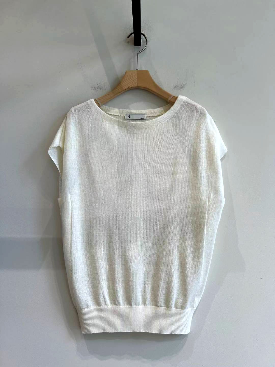 เสื้อผู้หญิงสไตล์มินิมอล ใส่ได้หลายโอกาส นุ่มสบายระบายอากาศได้ดี