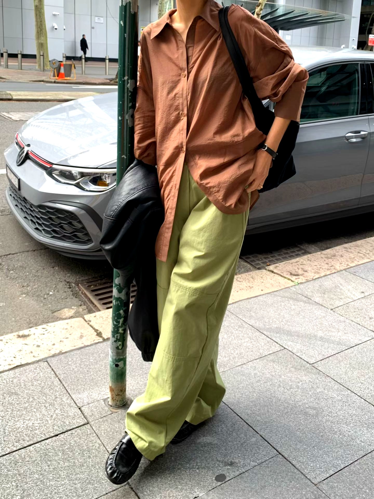 스타일리시한 캐주얼 브라운 셔츠, 다양한 스타일과 쉽게 매치